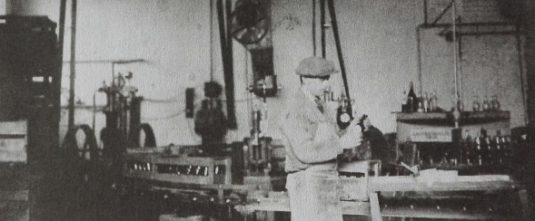 Oude foto van de bottelarij van Cristal Monopole